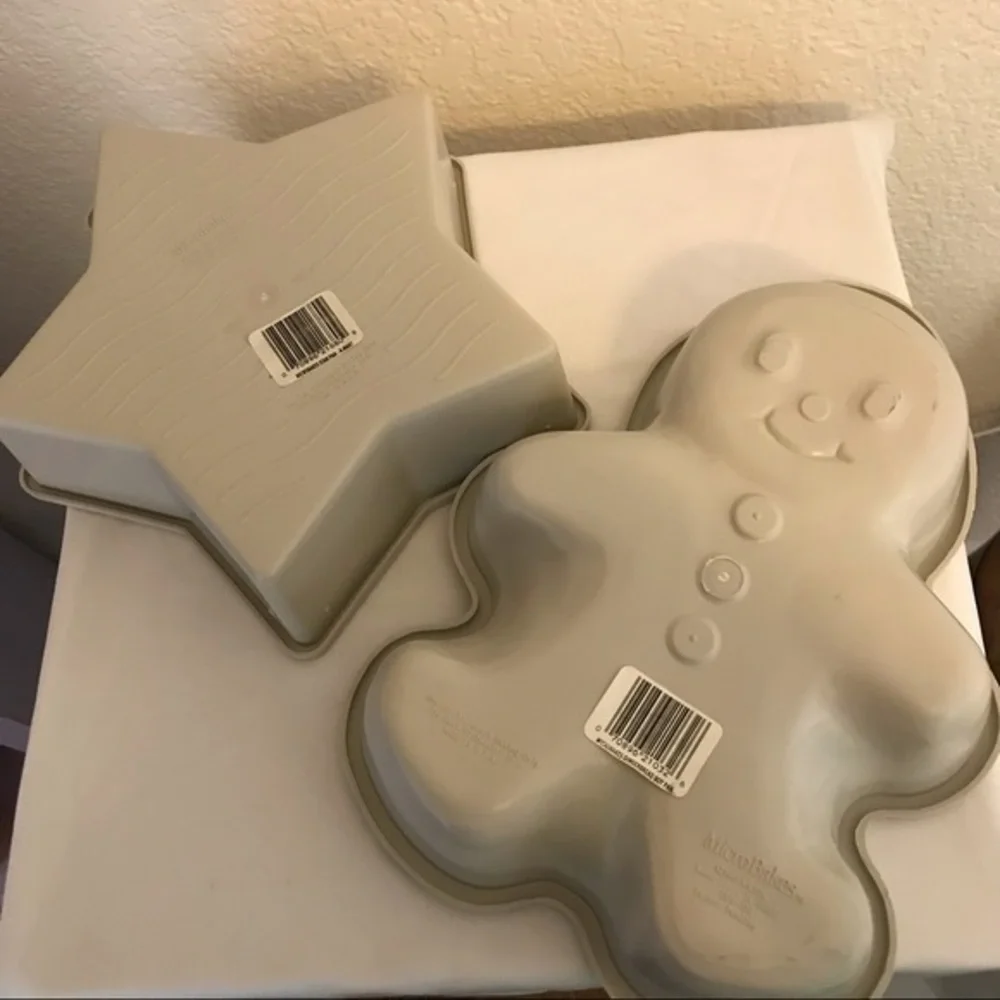 Wilton  Micro Bakes Durable Microwave Cake Pans - Star and Gingerbread Boy